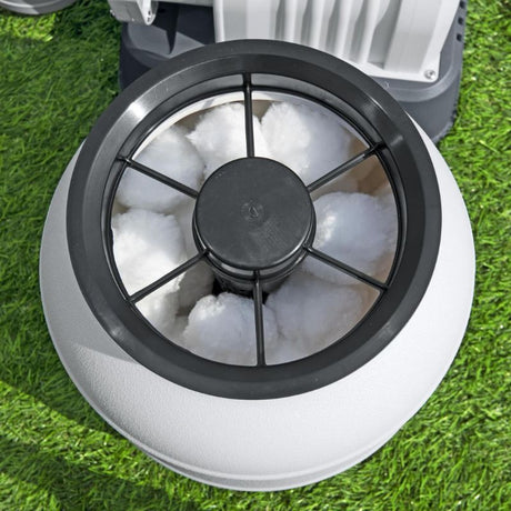 Sfere Polysphere Bestway inserite nel serbatoio della pompa filtro a sabbia per piscina